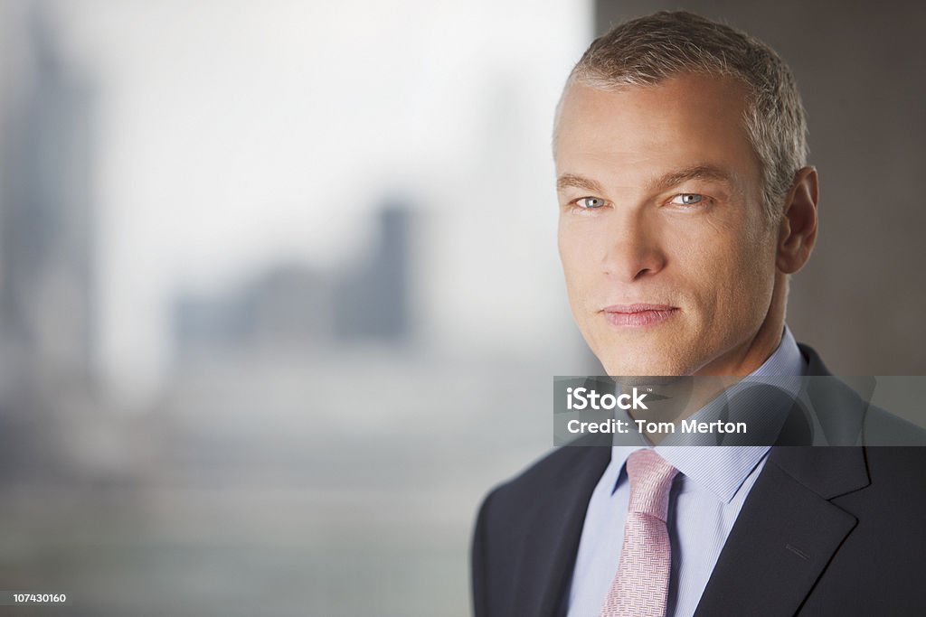 Retrato de hombre de negocios serio - Foto de stock de Serio libre de derechos