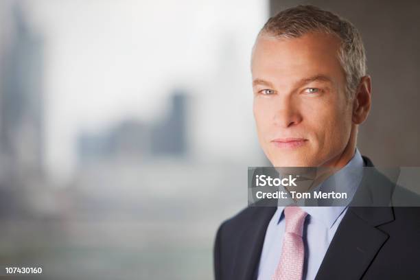 Retrato De Hombre De Negocios Serio Foto de stock y más banco de imágenes de Serio - Serio, Director ejecutivo de empresa, Ejecutivo