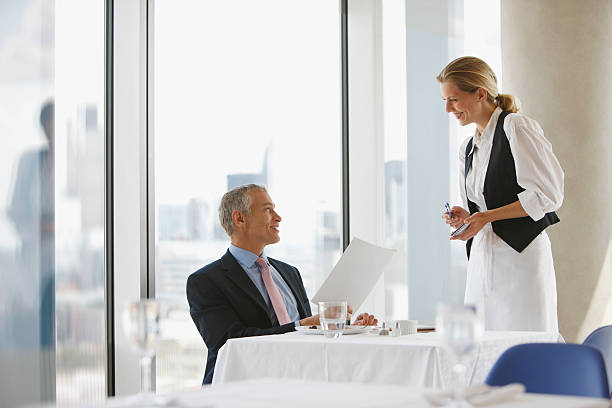 ビジネスマン注文のランチ、エレガントなレストラン - restaurant dinner waitress dining ストックフォトと画像