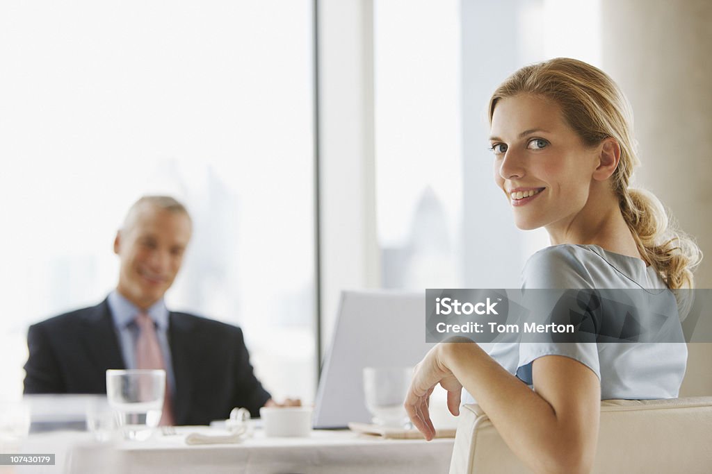 Uomini d'affari avendo pranzo di lavoro nel ristorante - Foto stock royalty-free di Vista posteriore