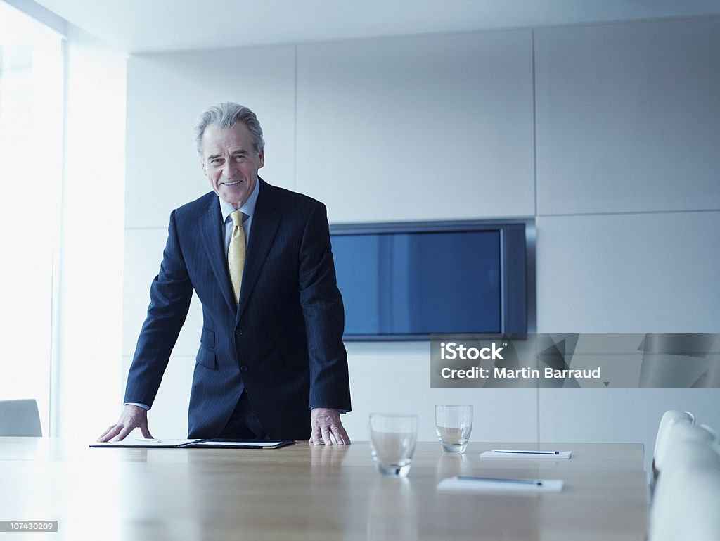 Geschäftsmann Lehnend auf Konferenzraum mit Tisch - Lizenzfrei Porträt Stock-Foto