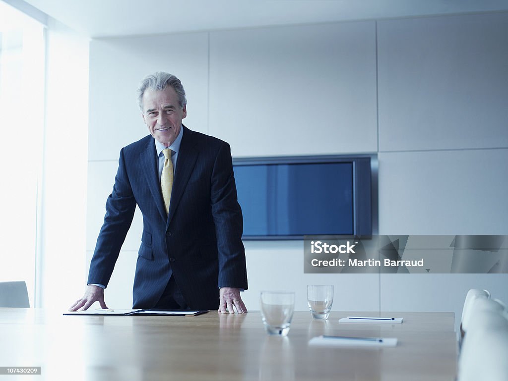 Biznesmen Krzywa w sali konferencyjnej tabeli - Zbiór zdjęć royalty-free (Portret)