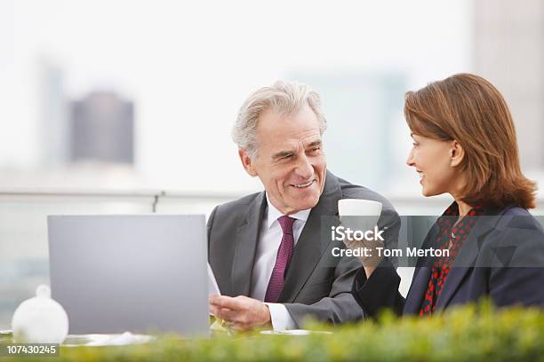 Photo libre de droit de Gens Daffaires De Boire Du Café Et En Plein Air banque d'images et plus d'images libres de droit de Prise de vue en extérieur - Prise de vue en extérieur, Parler, Directeur général