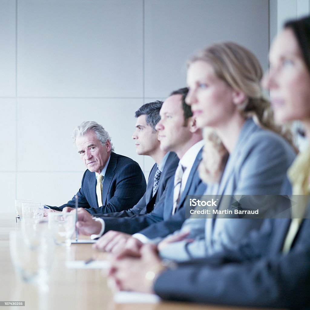 Empresarios sentado en la mesa de conferencias - Foto de stock de Entrevista de trabajo libre de derechos