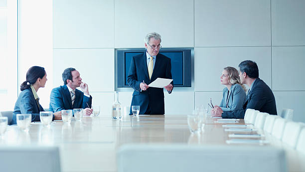 uomini d'affari in riunione in una sala conferenze - boardroom presentation foto e immagini stock