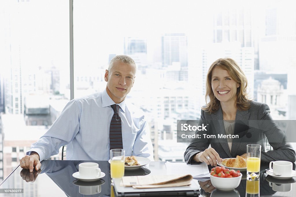 Lächelnd Geschäftsleute mit Frühstück - Lizenzfrei 25-29 Jahre Stock-Foto