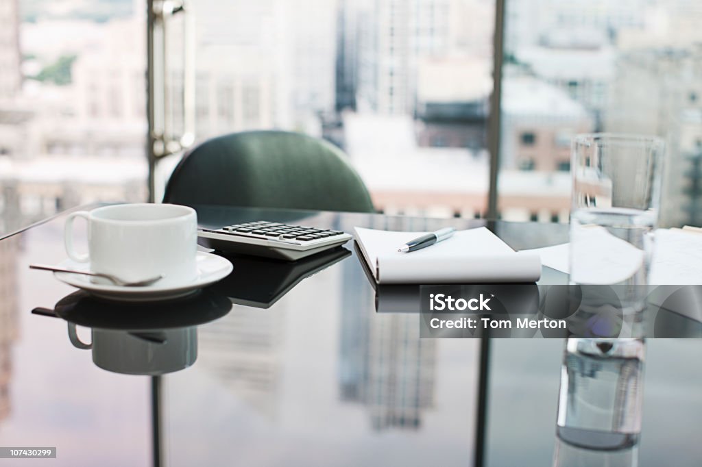 Bureau avec le bloc-notes, calculatrice, café et eau - Photo de Calculette libre de droits