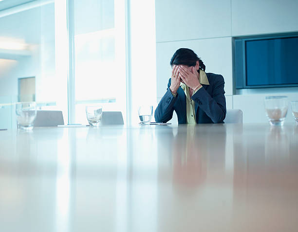 verärgert geschäftsfrau sitzen am konferenztisch - frustration office worker women business stock-fotos und bilder