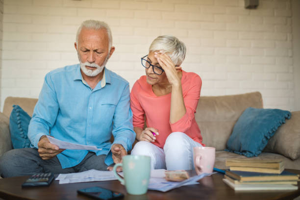 старшие пары мозгового штурма решение финансовой проблемы - retirement senior adult finance couple стоковые фото и изображения