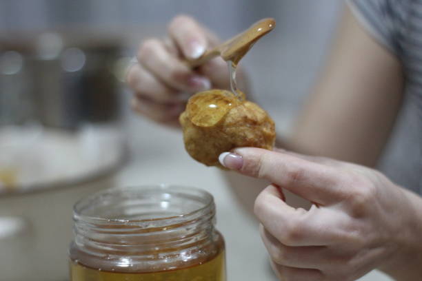 istock honey in the jar 1074359590