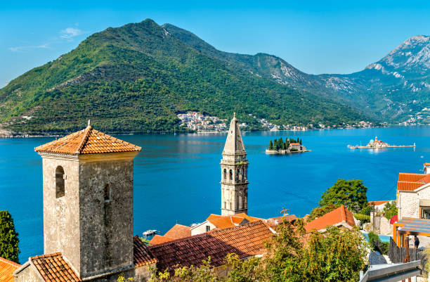 widok na zatokę kotorską z dwoma małymi wyspami i dzwonnicami w perast, czarnogóra - adriatic sea sea architecture bay zdjęcia i obrazy z banku zdjęć