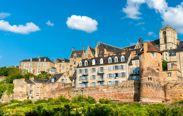 case tradizionali dietro le mura della città di le mans, francia - france culture foto e immagini stock