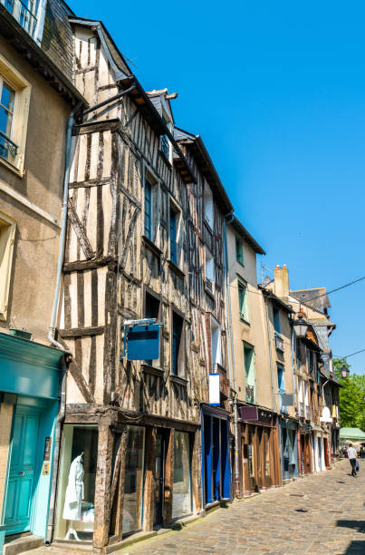 伝統的な木組みのレンヌ、フランスの古い町の家します。 - tudor style house timber window ストックフォトと画像