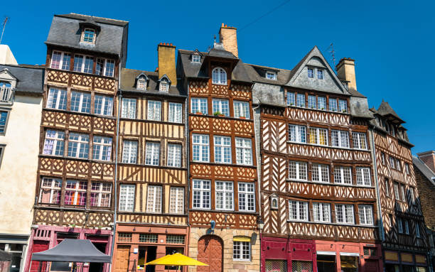 伝統的な木組みのレンヌ、フランスの古い町の家します。 - tudor style house timber window ストックフォトと画像