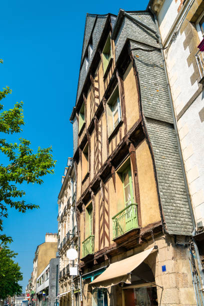 伝統的な木組みのレンヌ、フランスの古い町の家します。 - tudor style house timber window ストックフォトと画像