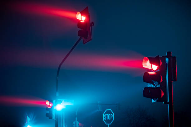 霧の中で赤信号 - night traffic ストックフォトと画像
