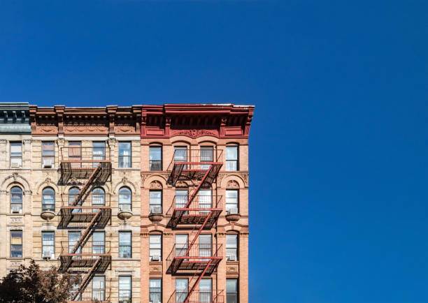 blue sky above old building in nyc - brooklyn imagens e fotografias de stock