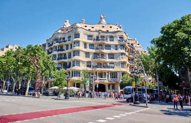 casa mila è un rinomato edificio situato nel centro di barcellona - la pedrera barcelona catalonia balcony foto e immagini stock