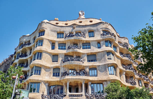 casa mila  is a renowned building located in the center of barcelona - la pedrera imagens e fotografias de stock