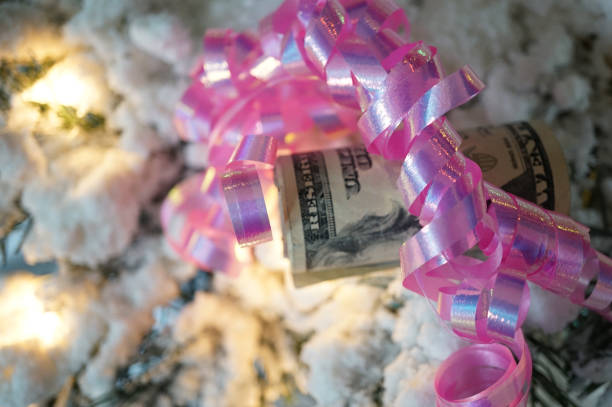 dinheiro de natal - twenty dollar bill currency gift money roll - fotografias e filmes do acervo