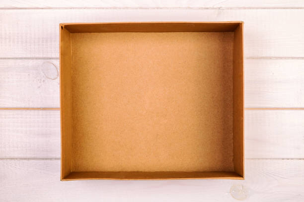 ouvre la boîte en carton blanc brun sur fond en bois, vintage, tonique vue de dessus - single object paper box tray photos et images de collection