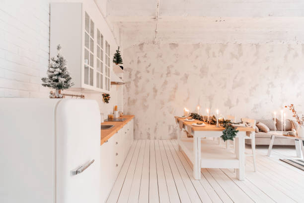 ロフト スタイルのアパートメント、ダイニング テーブルとキッチンの大きな広々 としたリビング ルーム。クリスマス ツリーが客室です。快適なソファー、高く大きな窓。光の白いレンガ� - christmas textile blanket decoration ストックフォトと画像