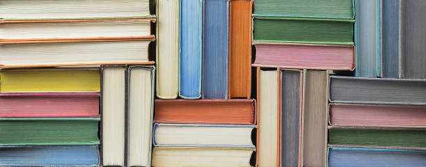 텍스처에 쌓여있는 많은 오래 된 책 들 - books stack 뉴스 사진 이미지