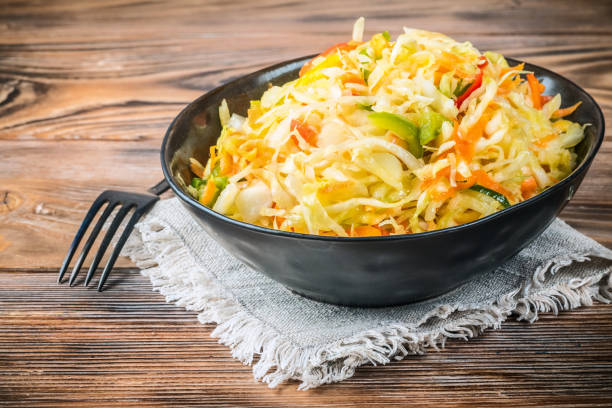 aperitivo de ensalada de verduras fermentadas choucroute zanahorias y pimientos - cabbage close up food fork fotografías e imágenes de stock