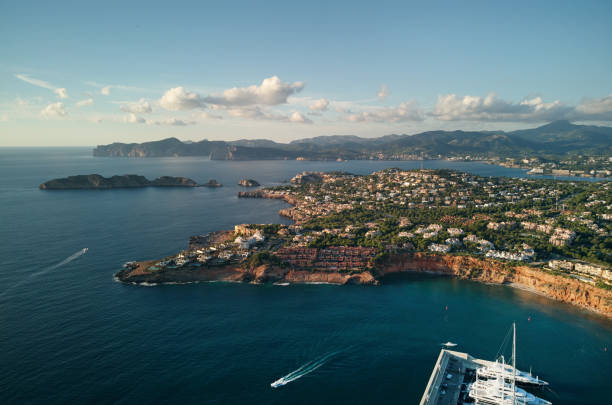 vista aérea de port adriano. mallorca, espanha - majorca yacht marina palma - fotografias e filmes do acervo