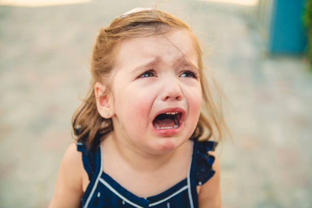 bouchent le portrait de petite fille bambin avec fond en plein air de pleurer. enfant - pleurer photos et images de collection