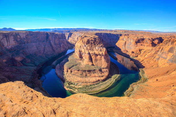 der horseshoe bend mit colorado river in arizona-usa - majestic mountain river horseshoe bend stock-fotos und bilder