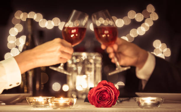 cena romántica con velas - valentines day food photography indoors fotografías e imágenes de stock