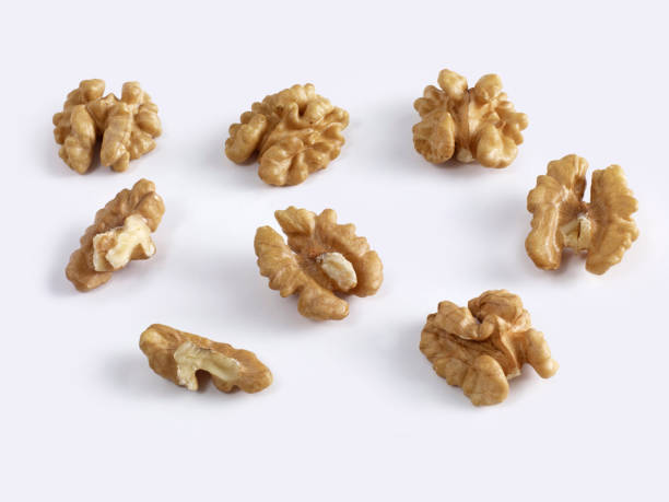 сырые грецкие орехи - american walnut стоковые фото и изображения
