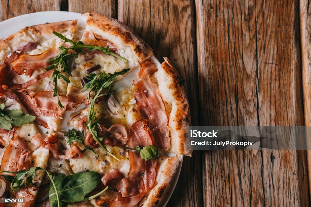 Pizza carbonara in testa su tavolo rustico in legno - Foto stock royalty-free di Pizza