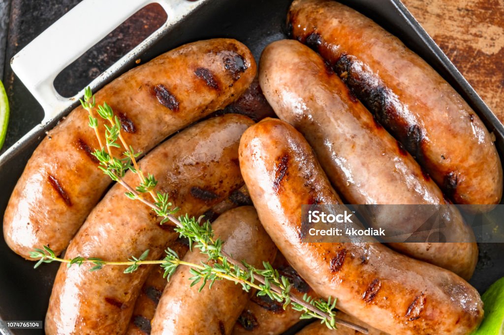 Saucisses grillées - Photo de Saucisse libre de droits