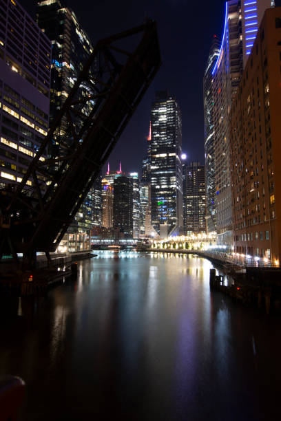 pont ferroviaire de kinzie street - kinzie street railroad bridge photos et images de collection