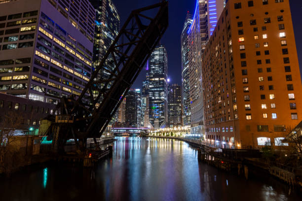 pont ferroviaire de kinzie street - kinzie street railroad bridge photos et images de collection