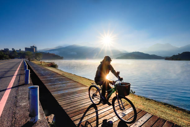 imagen de estilo de vida de un hombre en bicicleta en la mañana temprano - sun moon lake fotografías e imágenes de stock