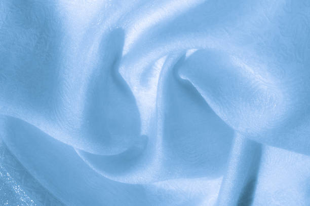 текстура, фон, рисунок. ткань - шелковый свет. бледно-голубой цвет. шелковый дупиони в бледно-водно-голубом цвете - 24252 сто�ковые фото и изображения