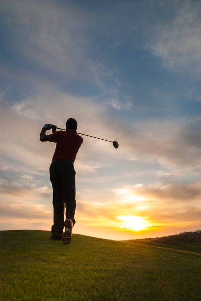 silueta de golfista hombre - golf action silhouette balance fotografías e imágenes de stock