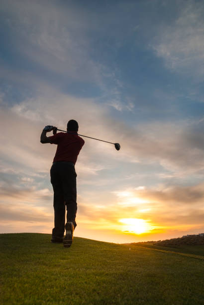 silhouette de golfeur homme - golf golf swing men professional sport photos et images de collection