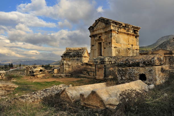 pamukkale i starożytne miasto hierapolis w turcji. - hierapolis zdjęcia i obrazy z banku zdjęć