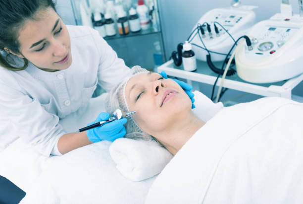 istock Mature woman having beauty procedures 1074808542