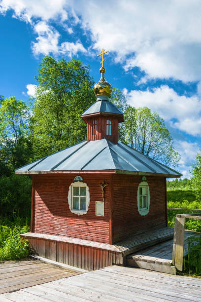 uma fonte sagrada em honra do ícone da mãe de deus, rússia tikhvin. - 16715 - fotografias e filmes do acervo