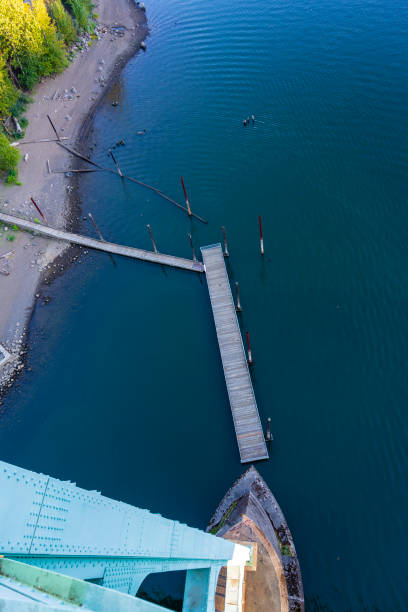поддержка моста сент-джонс и небольшой плавучий пирс на вершине реки уилламетт - saint johns river стоковые фото и изображения