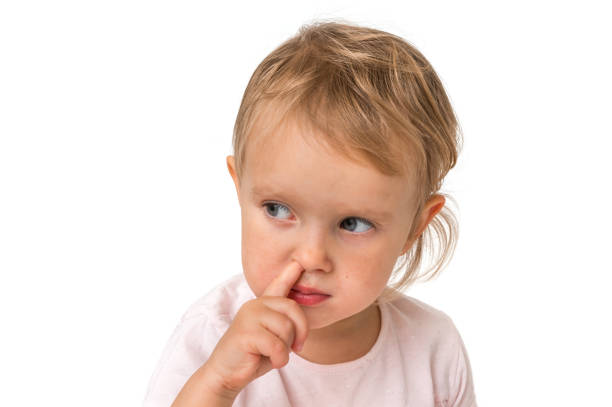 niña está escogiendo su nariz con el dedo dentro de - picking nose fotografías e imágenes de stock