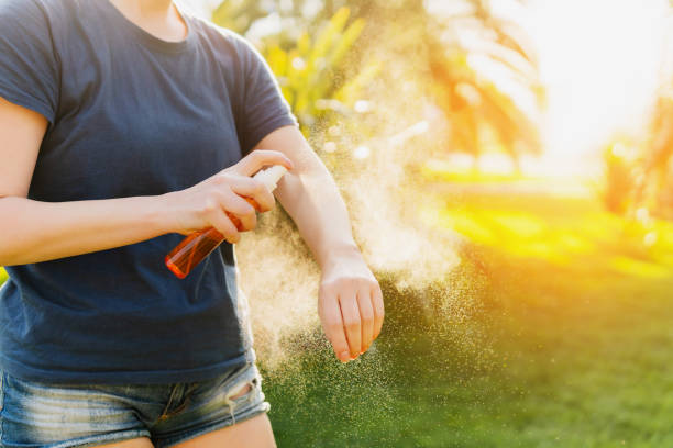 kobieta stosująca środek odstraszający owady przed leśną wędrówką piękny letni dzień. - insect repellant zdjęcia i obrazy z banku zdjęć