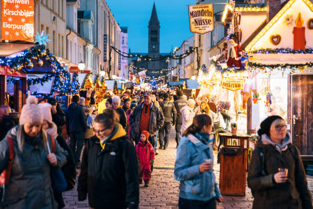 jarmark bożonarodzeniowy przy ulicy brandenburger w centrum poczdamu jesienią - winter city germany brandenburg zdjęcia i obrazy z banku zdjęć