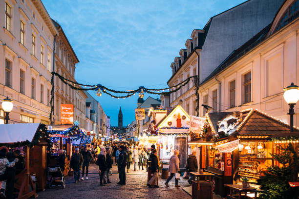 weihnachtsmarkt am brandenburger straße im stadtzentrum von potsdam im herbst - winter city germany brandenburg stock-fotos und bilder