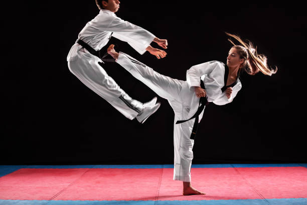 homem e mulher taekwondo combate - martial arts women tae kwon do black belt - fotografias e filmes do acervo